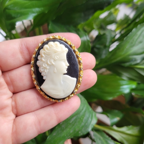 Vintage Cameo Brooch Pin - Picture 1 of 3